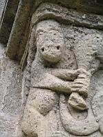 Saint-Julien-du-serre, Eglise, Chevet, Chapiteau, Demon tenant un animal par la patte